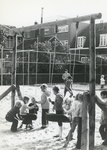 502874 Afbeelding van spelende kinderen op de speelplaats in de Poortstraat te Utrecht.